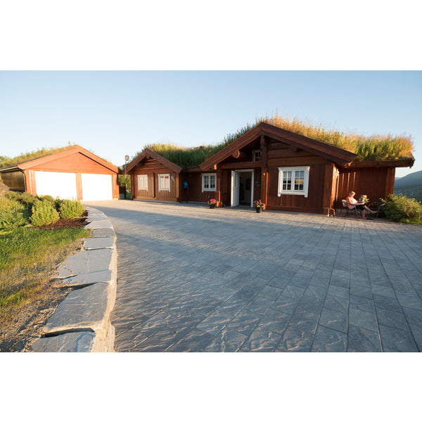 Asak Relieff Kvadrat XXL er en stor belegningsstein med rette linjer og en myk struktur i overflaten som gir liv til dekket. Asak Relieff gir et moderne og solid dekke som krever minimalt med vedlikehold. Relieff passer både til ny og moderne byggestil, men også i mer klassiske omgivelser. Kan kombineres med andre formater i samme serie.