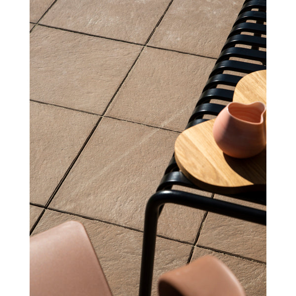 Asak+KOI kolleksjonshelle med en varm brunfarge beregnet for hage og terrasse. Hellen har en elegant overflate, med et naturlig uttrykk som skaper lun hygge på terrassen. Fargen står godt til grå og hvite fasader, men også til en rekke andre farger. Dette er en enkel farge å jobbe inn i ditt hus fargepalett. Betong er et organisk materiale som lever og endrer karakter under naturens påvirkning, He