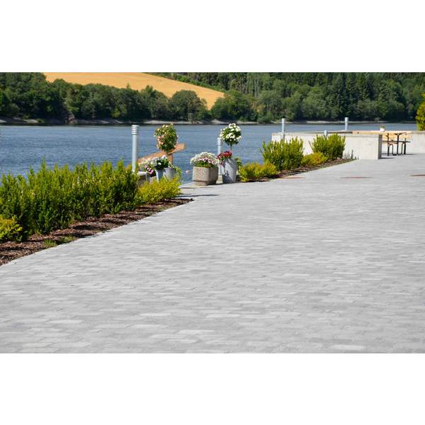 Et dekke med Herregård helle gir et røft uttrykk som er lekkert sammen med naturstein og andre materialer. Herregård helle er en del av Herregårdserien. Det rustikke uttrykket passer godt til både ny og tradisjonell byggestil. Herregård helle er kjøresterk, og velegnet for private gårdsplasser med personbiltrafikk. Herregård helle kan også brukes som topphelle på Herregård mur. Leveres i ulike far
