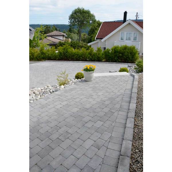 Herregårdstein er en klassisk og tidløs belegningsstein. Det rustikke uttrykket passer godt til både ny og tradisjonell byggestil. Herregårdstein inngår i en egen serie bestående av belegningsstein, mur, helle, sirkelpakke og kantstein som gir uterommet ditt helhet. Leveres i ulike fargevarianter tilpasset norsk natur.