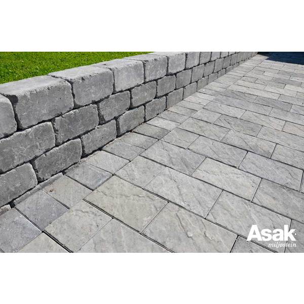 Asak Relieff Kvadrat XXL er en stor belegningsstein med rette linjer og en myk struktur i overflaten som gir liv til dekket. Asak Relieff gir et moderne og solid dekke som krever minimalt med vedlikehold. Relieff passer både til ny og moderne byggestil, men også i mer klassiske omgivelser. Kan kombineres med andre formater i samme serie.