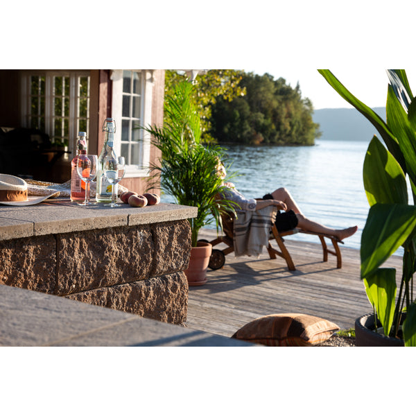 Asak+KOI kolleksjonshelle med en varm brunfarge beregnet for hage og terrasse. Hellen har en elegant overflate, med et naturlig uttrykk som skaper lun hygge på terrassen. Fargen står godt til grå og hvite fasader, men også til en rekke andre farger. Dette er en enkel farge å jobbe inn i ditt hus fargepalett. Betong er et organisk materiale som lever og endrer karakter under naturens påvirkning, He