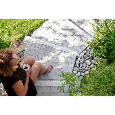 Arena er en klassisk rektangulær belegningsstein. Det avlange formatet gir rom for kreative mønstre. Arena har en faskant som fremhever de rene linjene i steinen og etterlater et stramt og stilrent inntrykk. Kombiner fargene etter egen smak og skreddersy ditt eget uterom. Velegnet til innkjørsler og gårdsplasser med mye trafikk. 