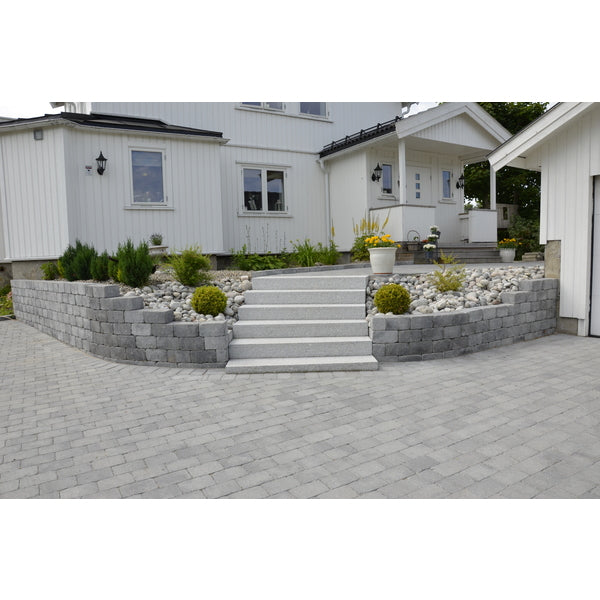 Herregård mur er svært fleksibel og dekorativ. Formatet er anvendelig og det rustikke uttrykket gjør den egnet som kantstein så vel som til å lage små murer, trapper, blomsterbed, utegrill osv. Bare fantasien setter grenser! Herregård mur leveres i ulike fargevarianter tilpasset norsk natur. 