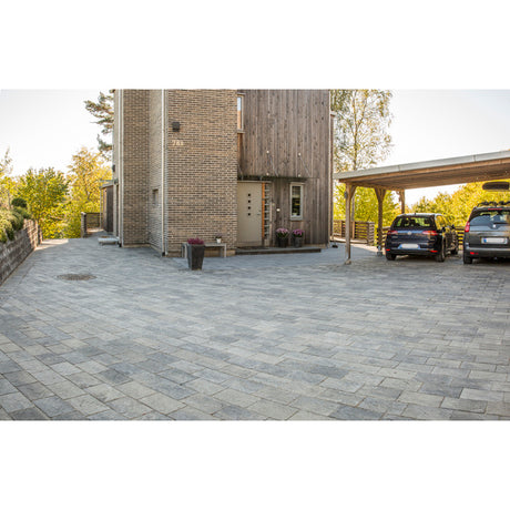 Asak Relieff Kvadrat XXL er en stor belegningsstein med rette linjer og en myk struktur i overflaten som gir liv til dekket. Asak Relieff gir et moderne og solid dekke som krever minimalt med vedlikehold. Relieff passer både til ny og moderne byggestil, men også i mer klassiske omgivelser. Kan kombineres med andre formater i samme serie. 