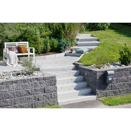 Arena er en klassisk rektangulær belegningsstein. Det avlange formatet gir rom for kreative mønstre. Arena har en faskant som fremhever de rene linjene i steinen og etterlater et stramt og stilrent inntrykk. Kombiner fargene etter egen smak og skreddersy ditt eget uterom. Velegnet til innkjørsler og gårdsplasser med mye trafikk. 