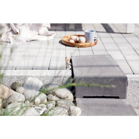 Arena er en klassisk rektangulær belegningsstein. Det avlange formatet gir rom for kreative mønstre. Arena har en faskant som fremhever de rene linjene i steinen og etterlater et stramt og stilrent inntrykk. Kombiner fargene etter egen smak og skreddersy ditt eget uterom. Velegnet til innkjørsler og gårdsplasser med mye trafikk. 