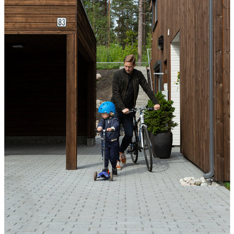 Permeabel utgave av Arena. Med skjulte avstandsknaster, dreneres overvann gjennom dekket. Formatet er tilpasset standard Arena, slik at man kan kombinere disse to for å skape tette og åpne soner i dekket. 