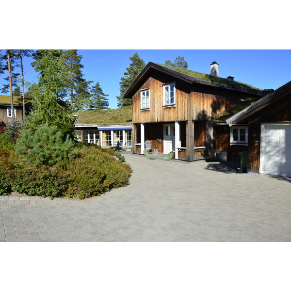 Borgstein er en robust belegningsstein med karakter som gir et rent, tradisjonelt og solid uttrykk. Borgstein leveres i fargene grå og gråmix. 