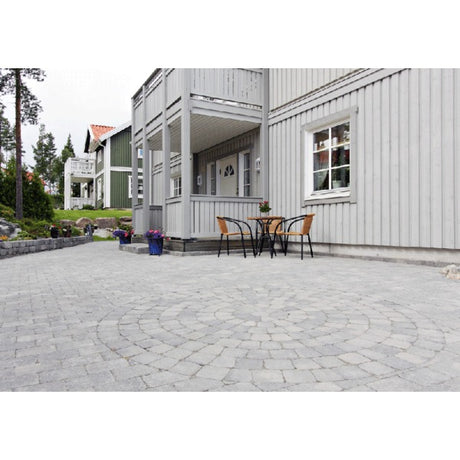 Herregårdstein er en klassisk og tidløs belegningsstein. Det rustikke uttrykket passer godt til både ny og tradisjonell byggestil. Herregårdstein inngår i en egen serie bestående av belegningsstein, mur, helle, sirkelpakke og kantstein som gir uterommet ditt helhet. Leveres i ulike fargevarianter tilpasset norsk natur. 