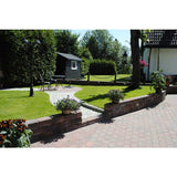 Herregårdstein er en klassisk og tidløs belegningsstein. Det rustikke uttrykket passer godt til både ny og tradisjonell byggestil. Herregårdstein inngår i en egen serie bestående av belegningsstein, mur, helle, sirkelpakke og kantstein som gir uterommet ditt helhet. Leveres i ulike fargevarianter tilpasset norsk natur. 