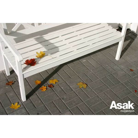 Arena er en klassisk rektangulær belegningsstein. Det avlange formatet gir rom for kreative mønstre. Arena har en faskant som fremhever de rene linjene i steinen og etterlater et stramt og stilrent inntrykk. Kombiner fargene etter egen smak og skreddersy ditt eget uterom. Velegnet til innkjørsler og gårdsplasser med mye trafikk. 