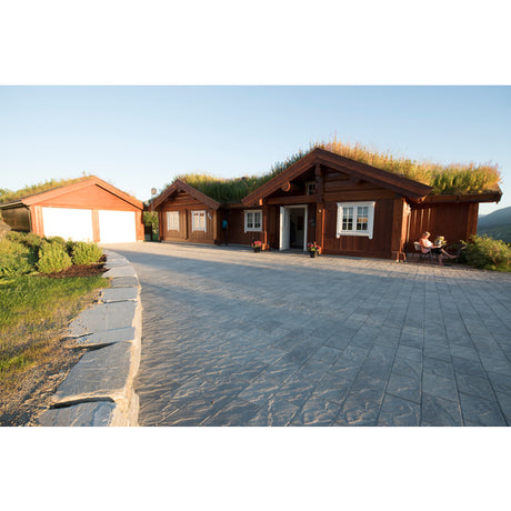 Asak Relieff Kvadrat XXL er en stor belegningsstein med rette linjer og en myk struktur i overflaten som gir liv til dekket. Asak Relieff gir et moderne og solid dekke som krever minimalt med vedlikehold. Relieff passer både til ny og moderne byggestil, men også i mer klassiske omgivelser. Kan kombineres med andre formater i samme serie. 
