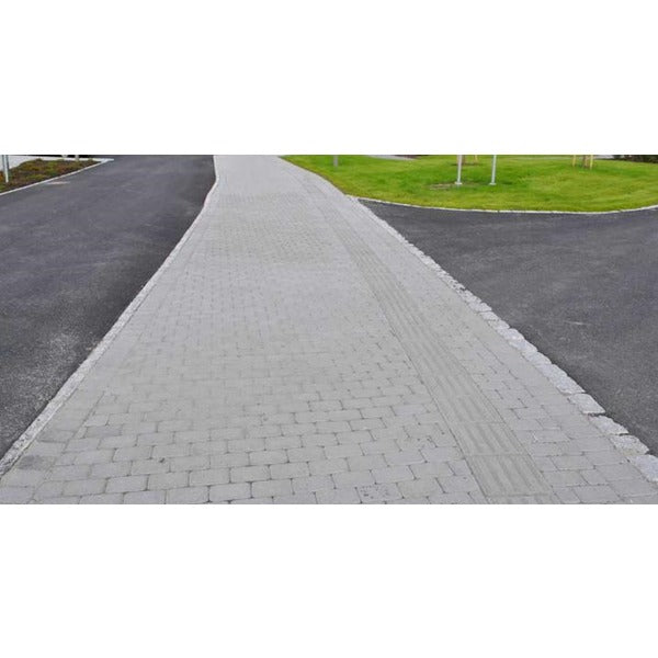 Taktile heller letter orienteringen, øker tilgjengeligheten og bedrer sikkerheten for blinde og svaksynte i gatemiljøet. Hellene benyttes til å lage ledelinjer i gateplan.
Taktile heller fra Asak Miljøstein produseres i 2-sjikt. Både kuler og ribber er utformet slik at de på best mulig måte tåler vintervedlikehold. For å tilfredsstille kravet til kontrast, leverer vi taktile heller i to farger: g 
