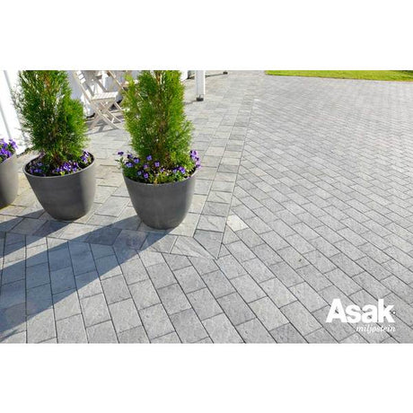 Asak Relieff er en belegningsstein med rette linjer og en myk struktur i overflaten som gir liv til dekket. Asak Relieff gir et moderne og solid dekke som krever minimalt med vedlikehold. Relieff passer både til ny og moderne byggestil, men også i mer klassiske omgivelser.
Relieff-serien inneholder 1/1-stein og 1/2-stein , Kvadrat XL og Kvadrat XXL, i tillegg til tilhørende kantstein. 