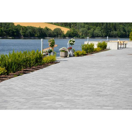 Et dekke med Herregård helle gir et røft uttrykk som er lekkert sammen med naturstein og andre materialer. Herregård helle er en del av Herregårdserien. Det rustikke uttrykket passer godt til både ny og tradisjonell byggestil. Herregård helle er kjøresterk, og velegnet for private gårdsplasser med personbiltrafikk. Herregård helle kan også brukes som topphelle på Herregård mur. Leveres i ulike far 