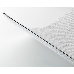 Legges rett på underlaget, drenerer bort vann. Trenger ikke settesand over eller under. Fiberduk på begge sider som kan også brukes på sensitive overfalter som isolasjon. 