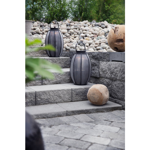 Herregårdstein er en klassisk og tidløs belegningsstein. Det rustikke uttrykket passer godt til både ny og tradisjonell byggestil. Herregårdstein inngår i en egen serie bestående av belegningsstein, mur, helle, sirkelpakke og kantstein som gir uterommet ditt helhet. Leveres i ulike fargevarianter tilpasset norsk natur. 