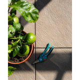 Asak+KOI kolleksjonshelle med en varm brunfarge beregnet for hage og terrasse. Hellen har en elegant overflate, med et naturlig uttrykk som skaper lun hygge på terrassen. Fargen står godt til grå og hvite fasader, men også til en rekke andre farger. Dette er en enkel farge å jobbe inn i ditt hus fargepalett. Betong er et organisk materiale som lever og endrer karakter under naturens påvirkning, He 