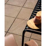 Asak+KOI kolleksjonshelle med en varm brunfarge beregnet for hage og terrasse. Hellen har en elegant overflate, med et naturlig uttrykk som skaper lun hygge på terrassen. Fargen står godt til grå og hvite fasader, men også til en rekke andre farger. Dette er en enkel farge å jobbe inn i ditt hus fargepalett. Betong er et organisk materiale som lever og endrer karakter under naturens påvirkning, He 