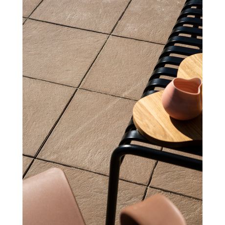 Asak+KOI kolleksjonshelle med en varm brunfarge beregnet for hage og terrasse. Hellen har en elegant overflate, med et naturlig uttrykk som skaper lun hygge på terrassen. Fargen står godt til grå og hvite fasader, men også til en rekke andre farger. Dette er en enkel farge å jobbe inn i ditt hus fargepalett. Betong er et organisk materiale som lever og endrer karakter under naturens påvirkning, He 