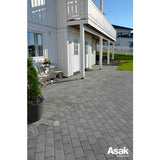 Asak Relieff er en belegningsstein med rette linjer og en myk struktur i overflaten som gir liv til dekket. Asak Relieff gir et moderne og solid dekke som krever minimalt med vedlikehold. Relieff passer både til ny og moderne byggestil, men også i mer klassiske omgivelser.
Relieff-serien inneholder 1/1-stein og 1/2-stein , Kvadrat XL og Kvadrat XXL, i tillegg til tilhørende kantstein. 