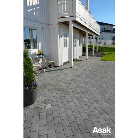 Asak Relieff er en belegningsstein med rette linjer og en myk struktur i overflaten som gir liv til dekket. Asak Relieff gir et moderne og solid dekke som krever minimalt med vedlikehold. Relieff passer både til ny og moderne byggestil, men også i mer klassiske omgivelser.
Relieff-serien inneholder 1/1-stein og 1/2-stein , Kvadrat XL og Kvadrat XXL, i tillegg til tilhørende kantstein. 