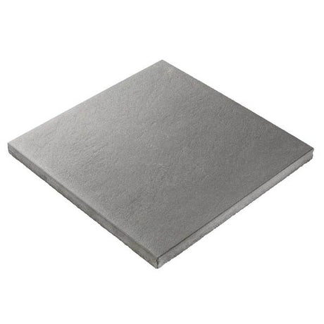 Vulkan AC har en lett struktur i overflaten og med mellomgrå farge som passer inn overalt. Den har et tidløst og harmonisk preg og er velegnet på alle typer terrasser, inngangsparti og gangarealer. Hellen er behandlet med AC (Asak Coat), som beskytter dekket meget godt og gir enkelt vedlikehold. Fås i flere formater.
Asak sine kolleksjonsheller må legges med fugeavstand, dette oppnås og sikres me 