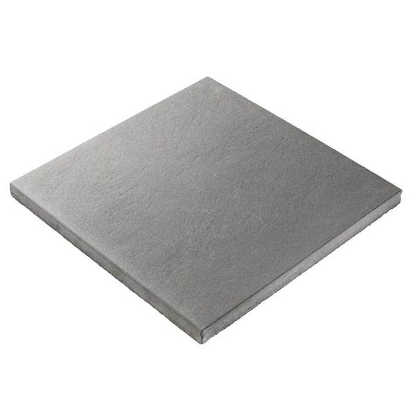 Vulkan AC har en lett struktur i overflaten og med mellomgrå farge som passer inn overalt. Den har et tidløst og harmonisk preg og er velegnet på alle typer terrasser, inngangsparti og gangarealer. Hellen er behandlet med AC (Asak Coat), som beskytter dekket meget godt og gir enkelt vedlikehold. Fås i flere formater.
Asak sine kolleksjonsheller må legges med fugeavstand, dette oppnås og sikres me 