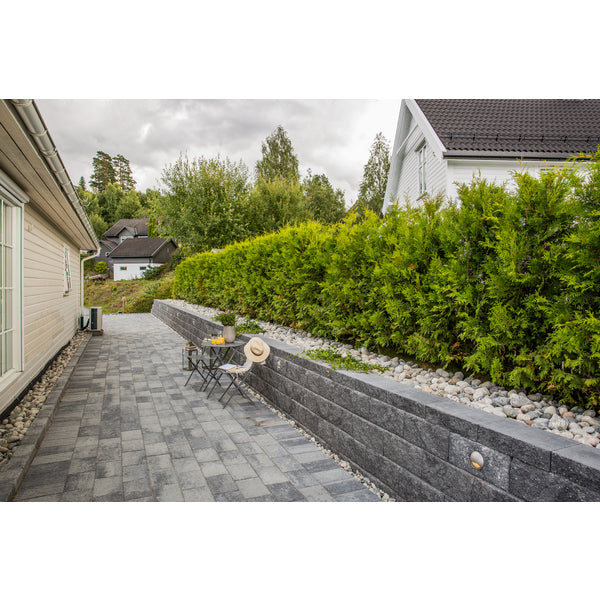 Vertica mur er en stilren støttemur med store rektangulære blokker. Muren har en bruddfront med et naturlig uttrykk.
Vertica mur er en komplett støttemur som kan stables manuelt eller maskinelt. Muren består av kun tre deler, normalstein, hjørnestein/halvstein og toppstein. Monteringen er rask og enkel, muren skal kun tørrstables. Mulighetene er endeløse for å lage små og store murer, med eller u 