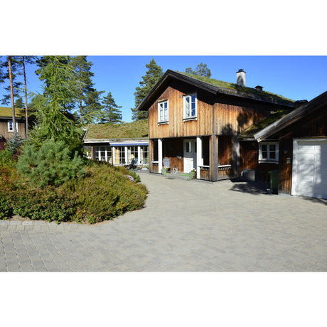 Borgstein er en robust belegningsstein med karakter som gir et rent, tradisjonelt og solid uttrykk. Borgstein leveres i fargene grå og gråmix. 
