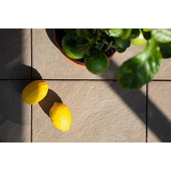 Asak+KOI kolleksjonshelle med en varm brunfarge beregnet for hage og terrasse. Hellen har en elegant overflate, med et naturlig uttrykk som skaper lun hygge på terrassen. Fargen står godt til grå og hvite fasader, men også til en rekke andre farger. Dette er en enkel farge å jobbe inn i ditt hus fargepalett. Betong er et organisk materiale som lever og endrer karakter under naturens påvirkning, He 