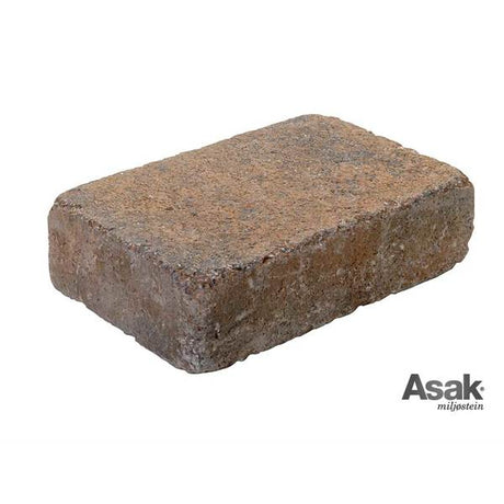 Herregårdstein er en klassisk og tidløs belegningsstein. Det rustikke uttrykket passer godt til både ny og tradisjonell byggestil. Herregårdstein inngår i en egen serie bestående av belegningsstein, mur, helle, sirkelpakke og kantstein som gir uterommet ditt helhet. Leveres i ulike fargevarianter tilpasset norsk natur. 